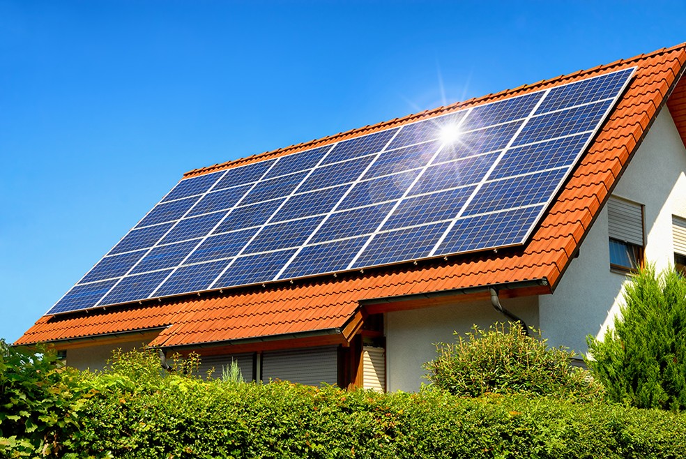 Placas solares instaladas em telhado de casa residencial no Rio de Janeiro